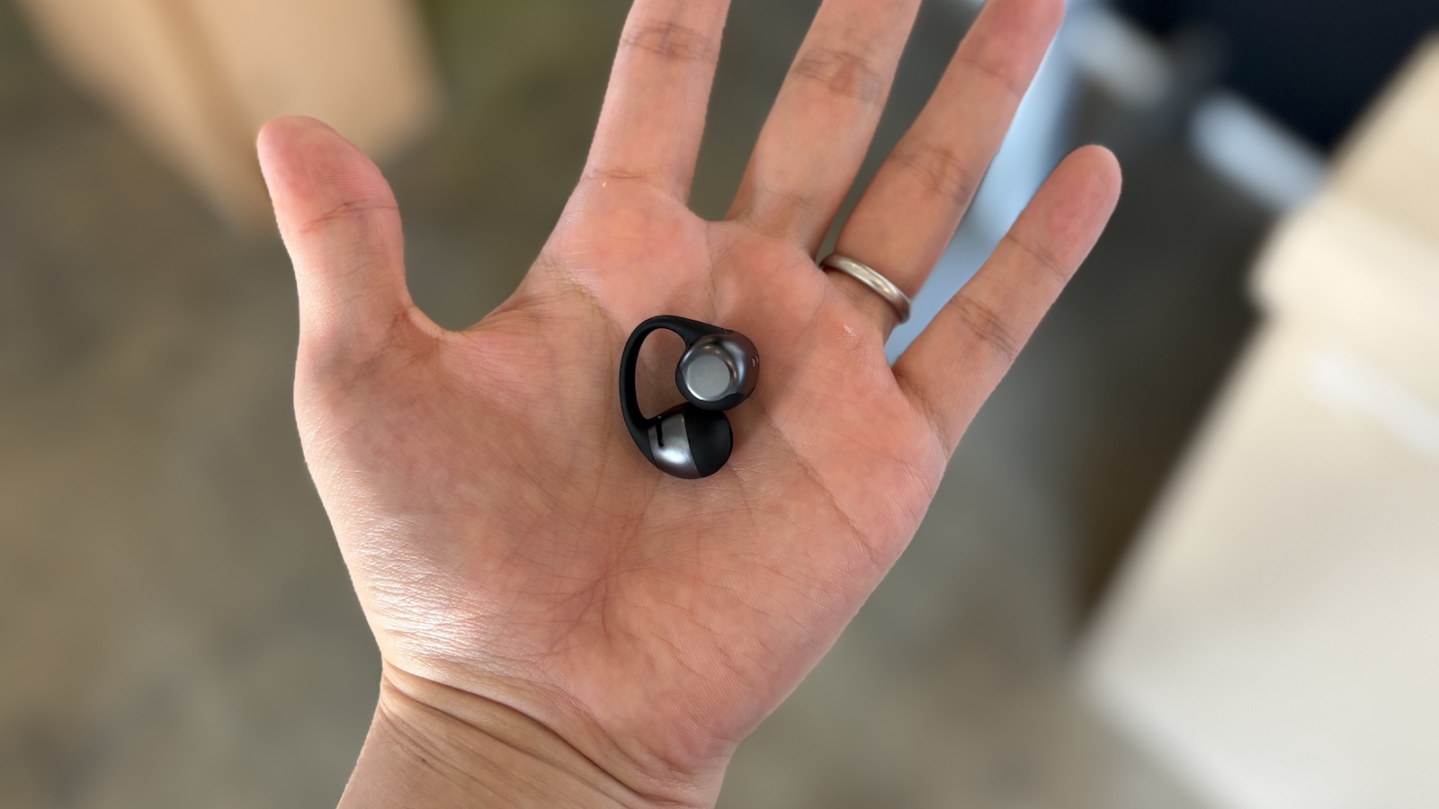 Shokz OpenDots ONEレビュー｜軽量で高音質なイヤーカフ型の注目株